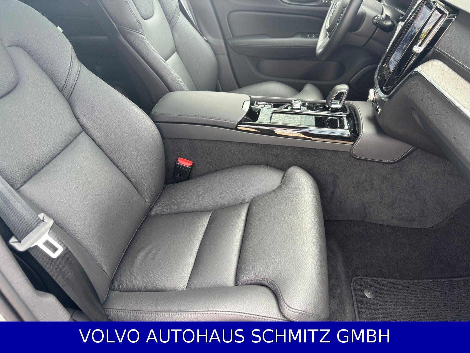 Volvo V60 T6 Ultra Dark Plug-In AWD Bowers AHK