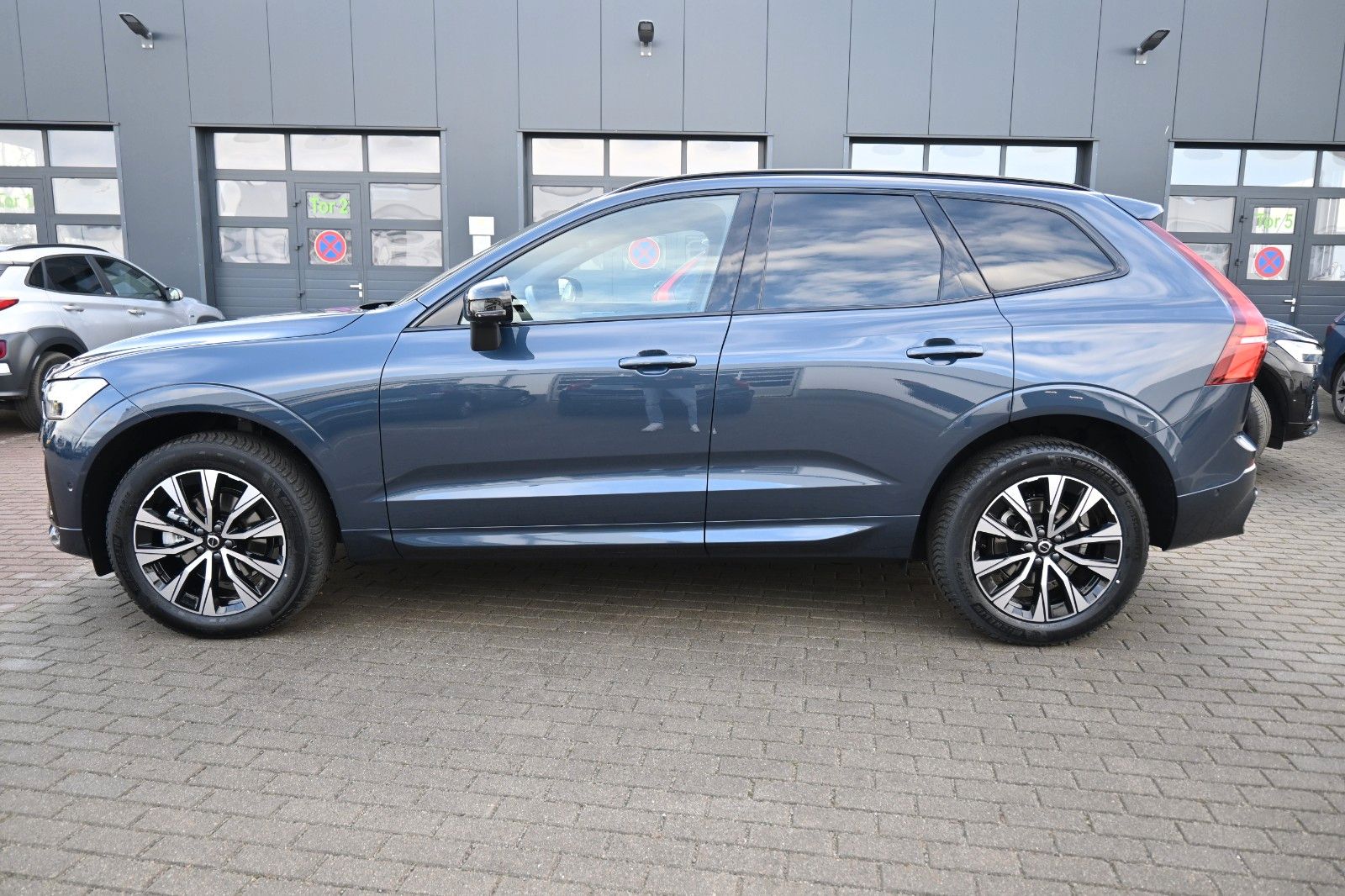Volvo XC60 B5 AWD Plus Dark*FSHZG*360°*H&K*ACC*AHK