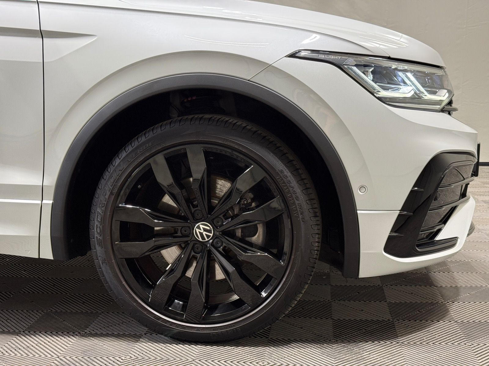 Volkswagen Tiguan R-Line 1.4 TSI eHybrid - Samsaru's Car Outlet