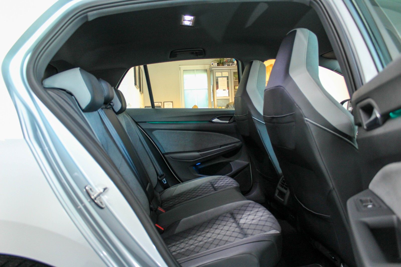 Volkswagen Golf VIII R-Line - Samsaru's Car Outlet