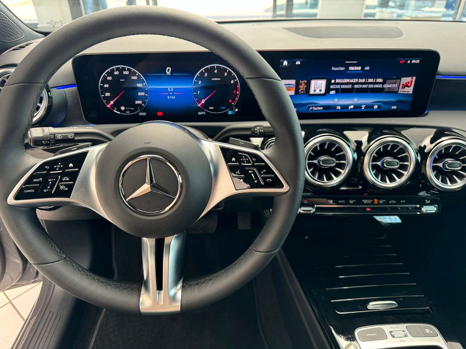 Mercedes-Benz A200 Progressive Advanced Plus - Samsaru's Car Outlet