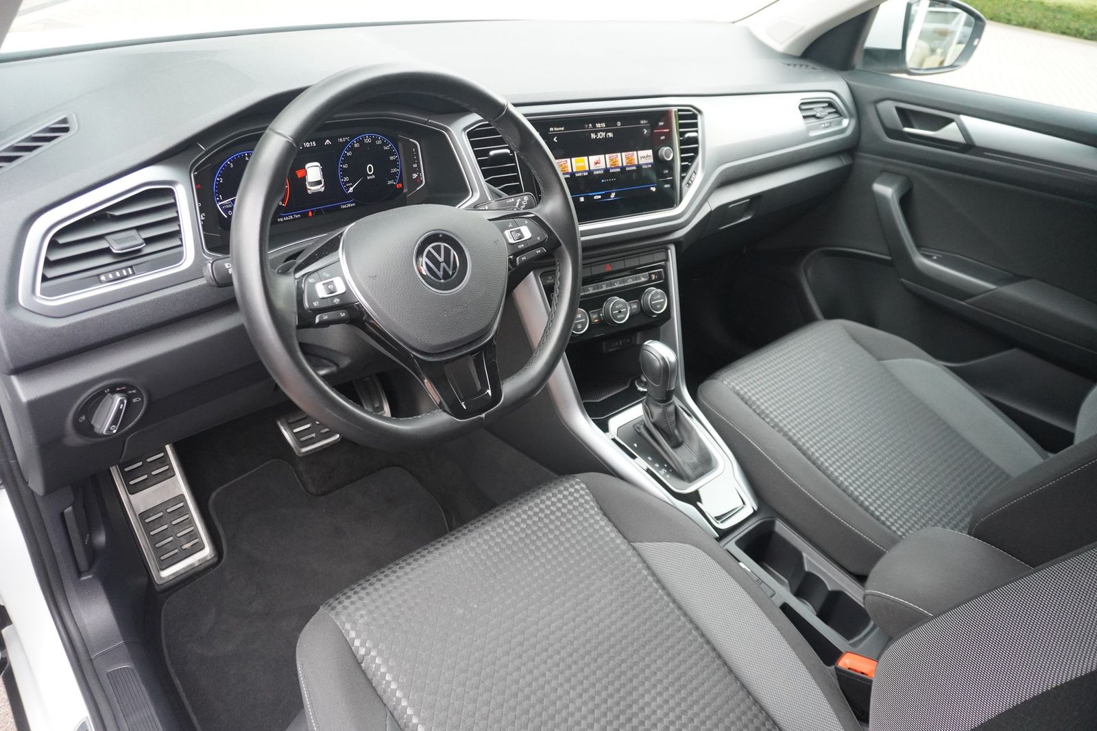 Volkswagen T-Roc 1.5 TSI Active - Samsaru's Car Outlet