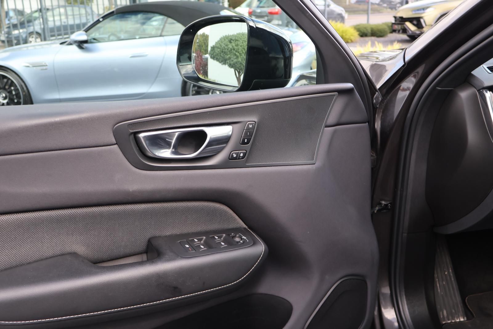 Volvo XC60  T8 AWD R Design Hybrid  Pano-AHK-FACELIFT