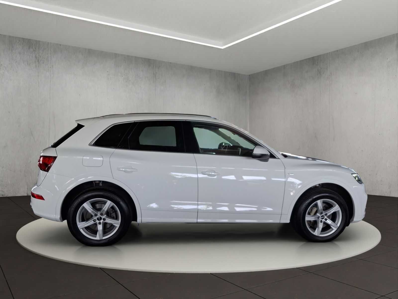 Audi Q5 TFSI e 50 e quattro S tronic - Samsaru's Car Outlet