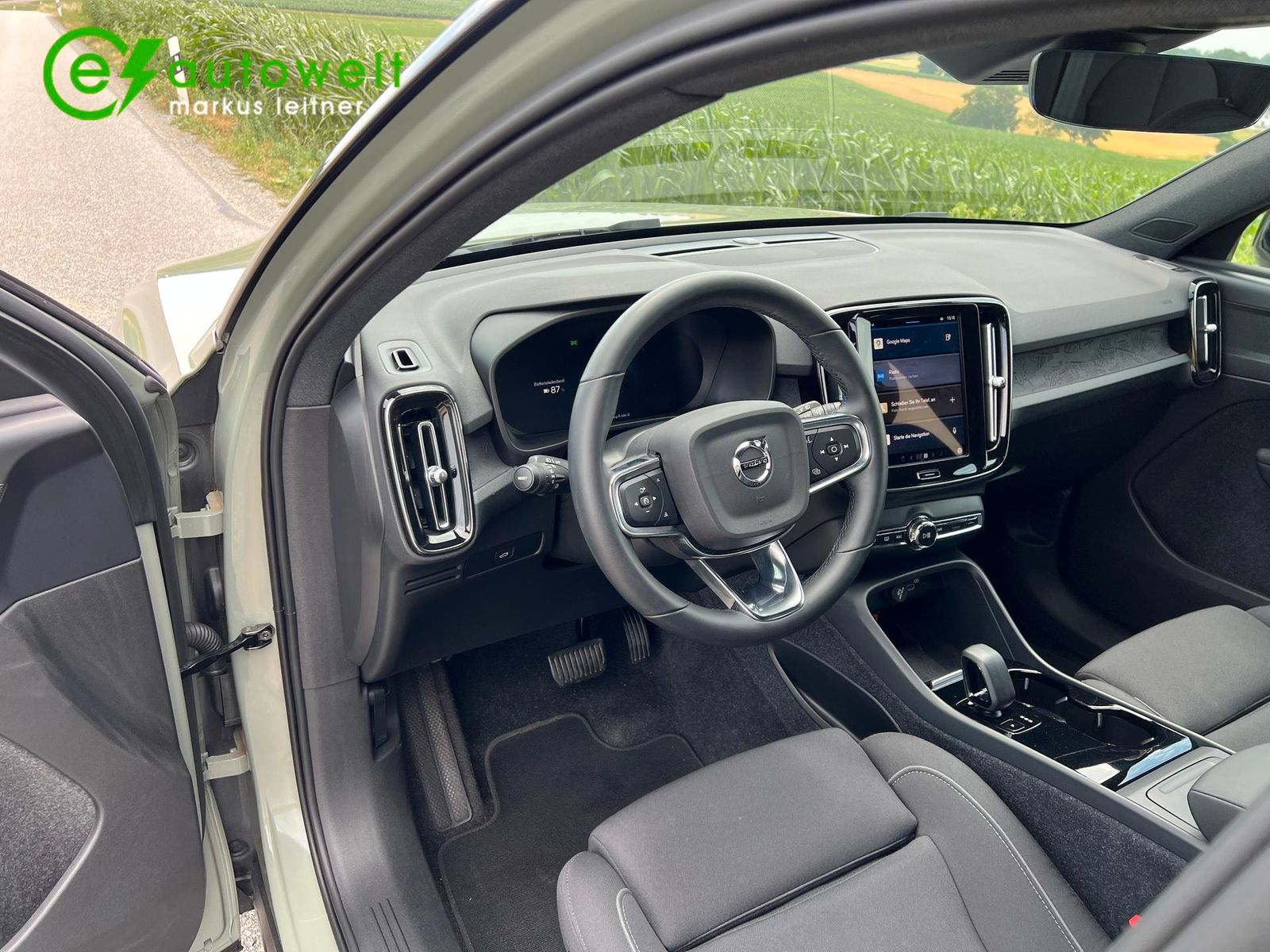 Volvo XC40 Plus Recharge Pure AWD - Samsaru's Car Outlet