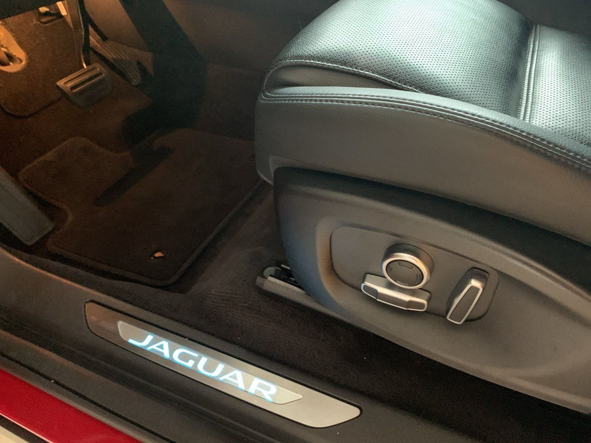 Jaguar E-PACE D165 AWD SE PIXEL-LED+PANO+20"LMF+ACC+SHZ