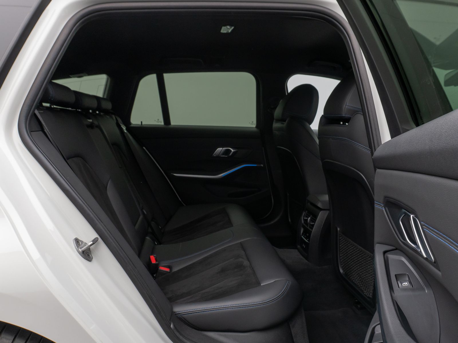BMW 330e M Sport - Samsaru's Car Outlet
