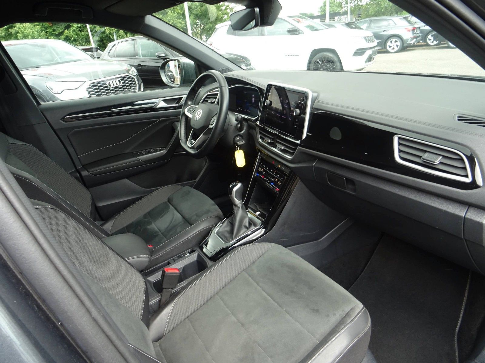 Volkswagen T-Roc R-Line - Samsaru's Car Outlet