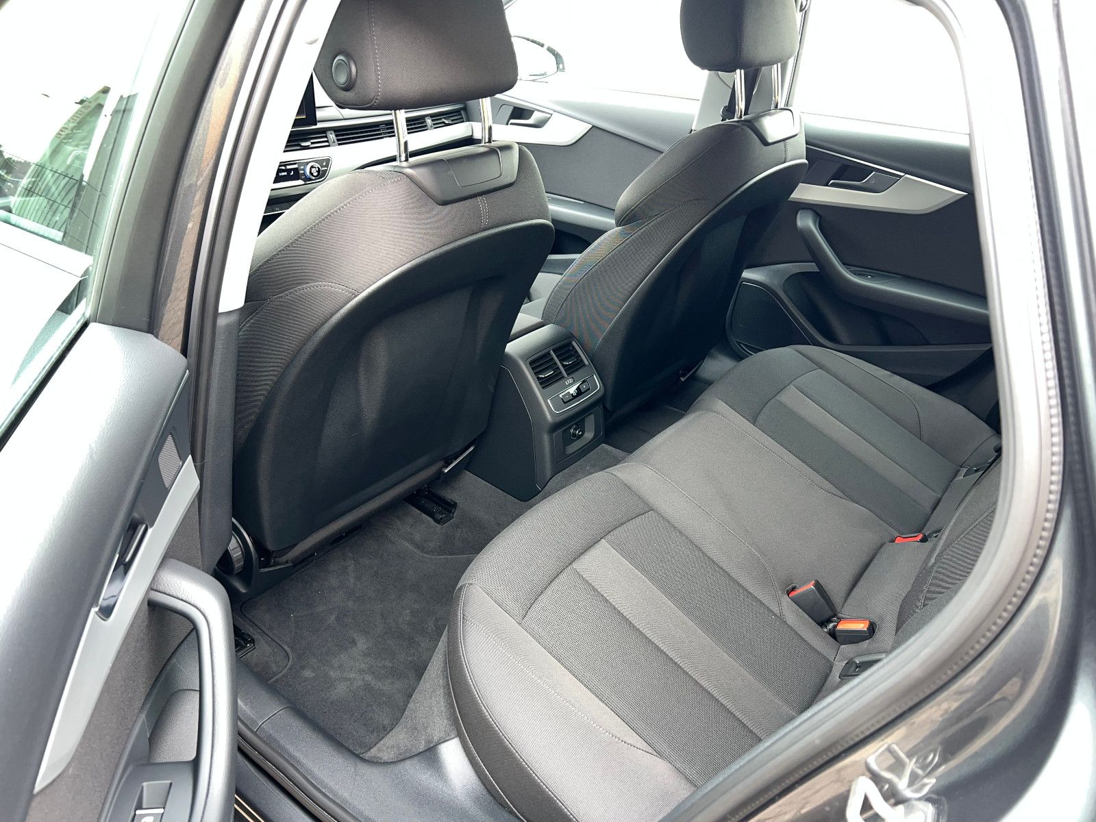 Audi A4 Avant 40 S line - Samsaru's Car Outlet