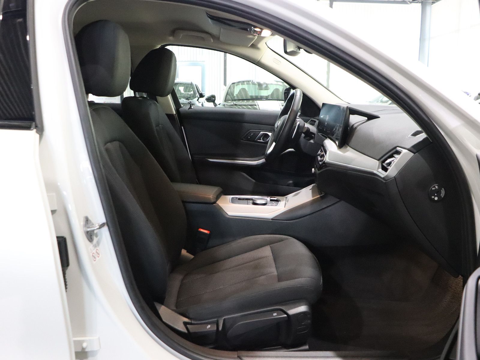 BMW 320d LIMOUSINE xDrive BUSINESS / CURVED / LED