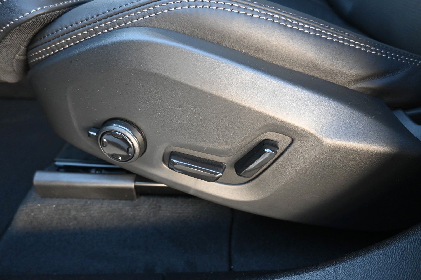 Volvo XC60 B5 B AWD Ultra Dark*PANO*360°*LUFT*ACC*AHK