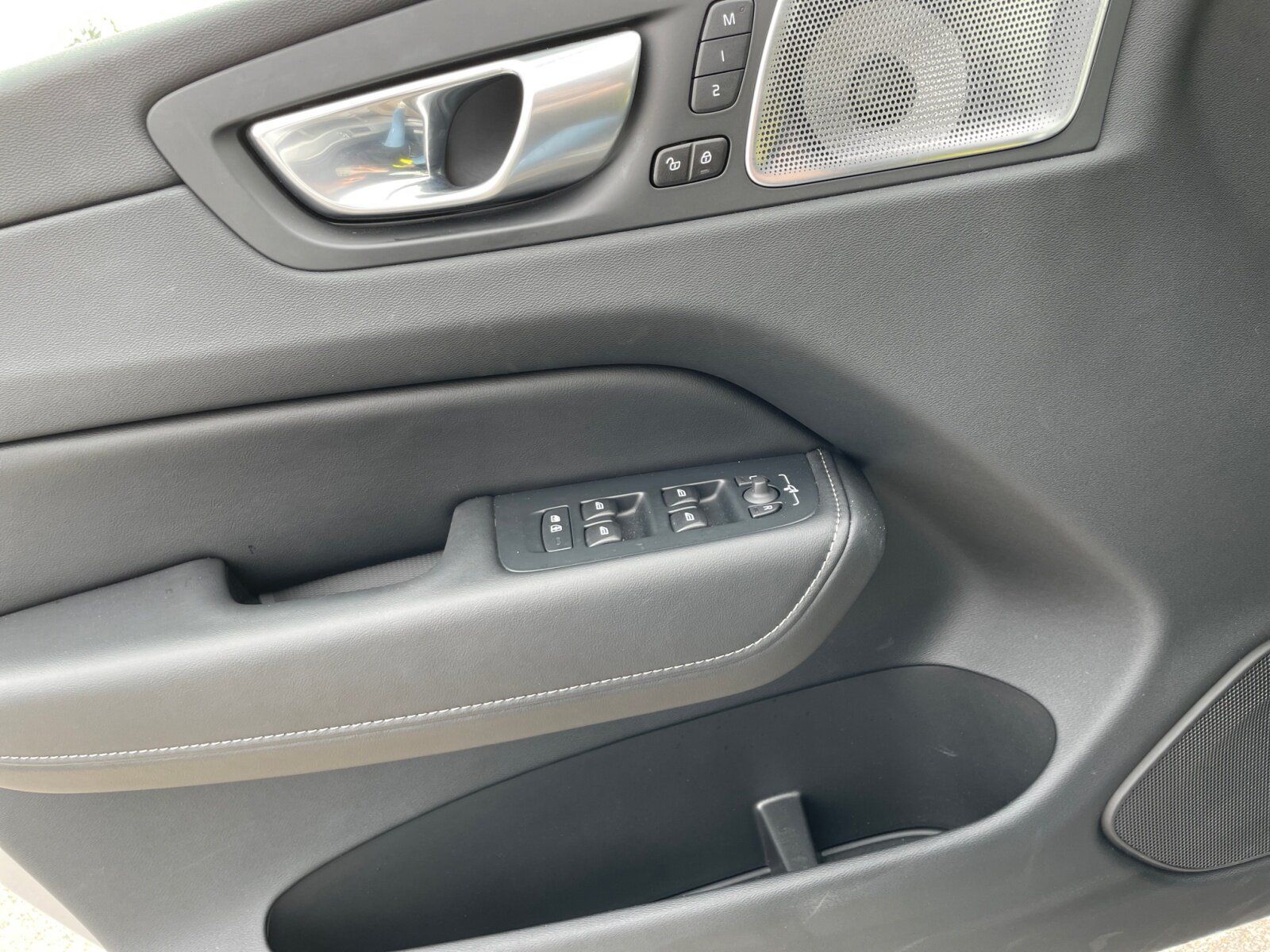 Volvo XC60 B5 Benzin AWD Ultimate Dark SHD+AHK+ALA