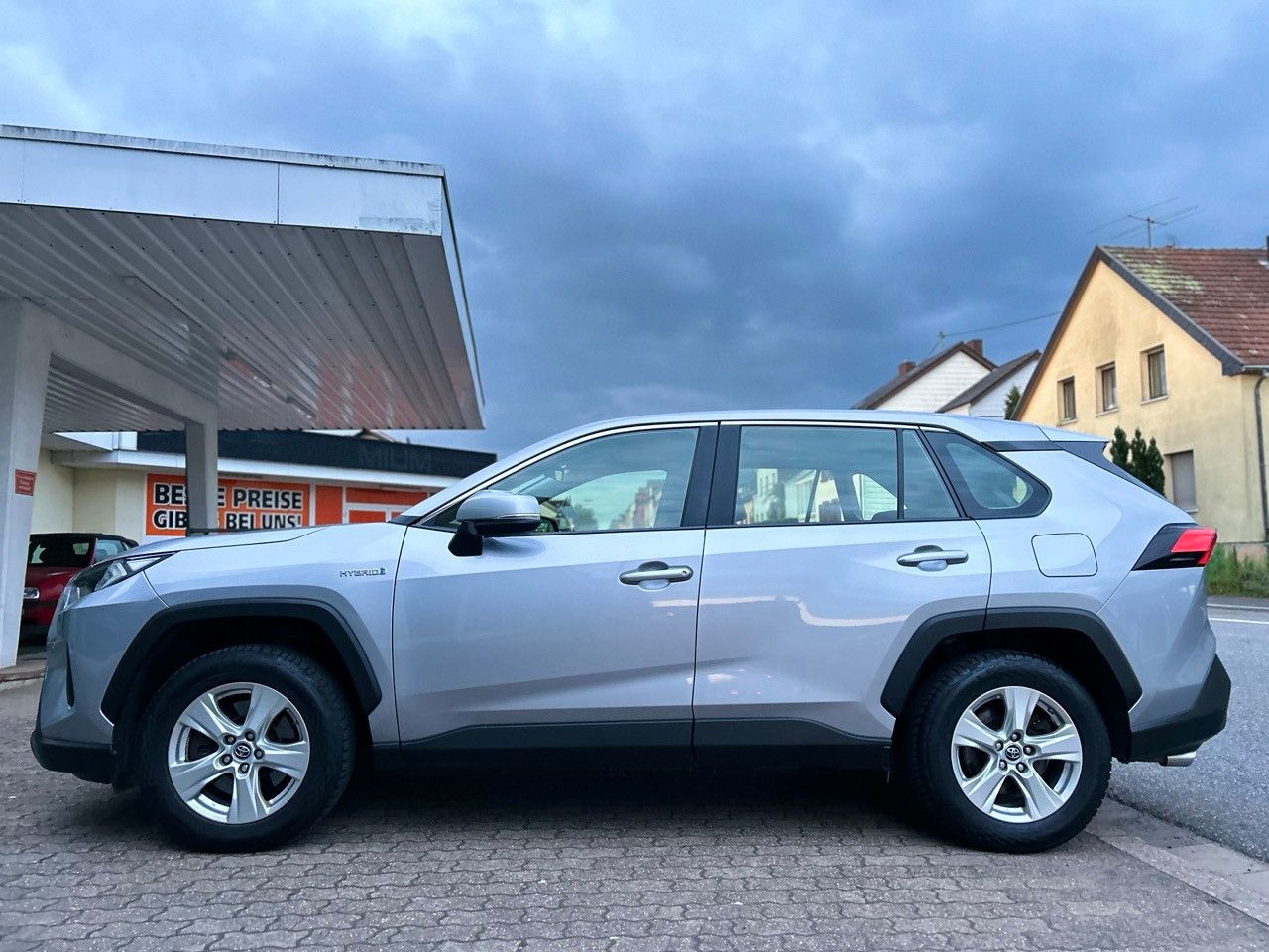 Toyota RAV4 Hybrid - Samsaru's Car Outlet