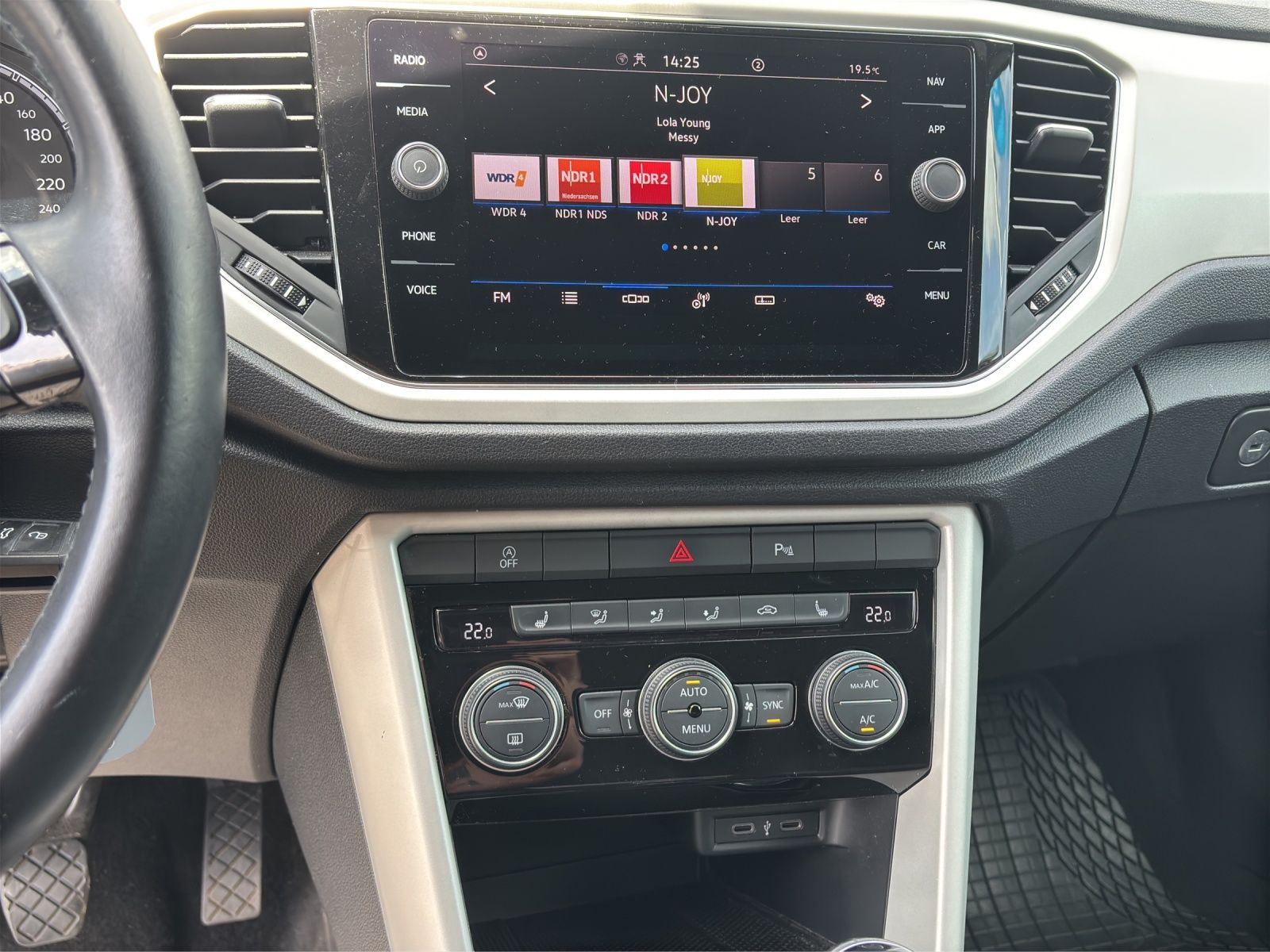 Volkswagen T-Roc 1.0 TSI Style - Samsaru's Car Outlet