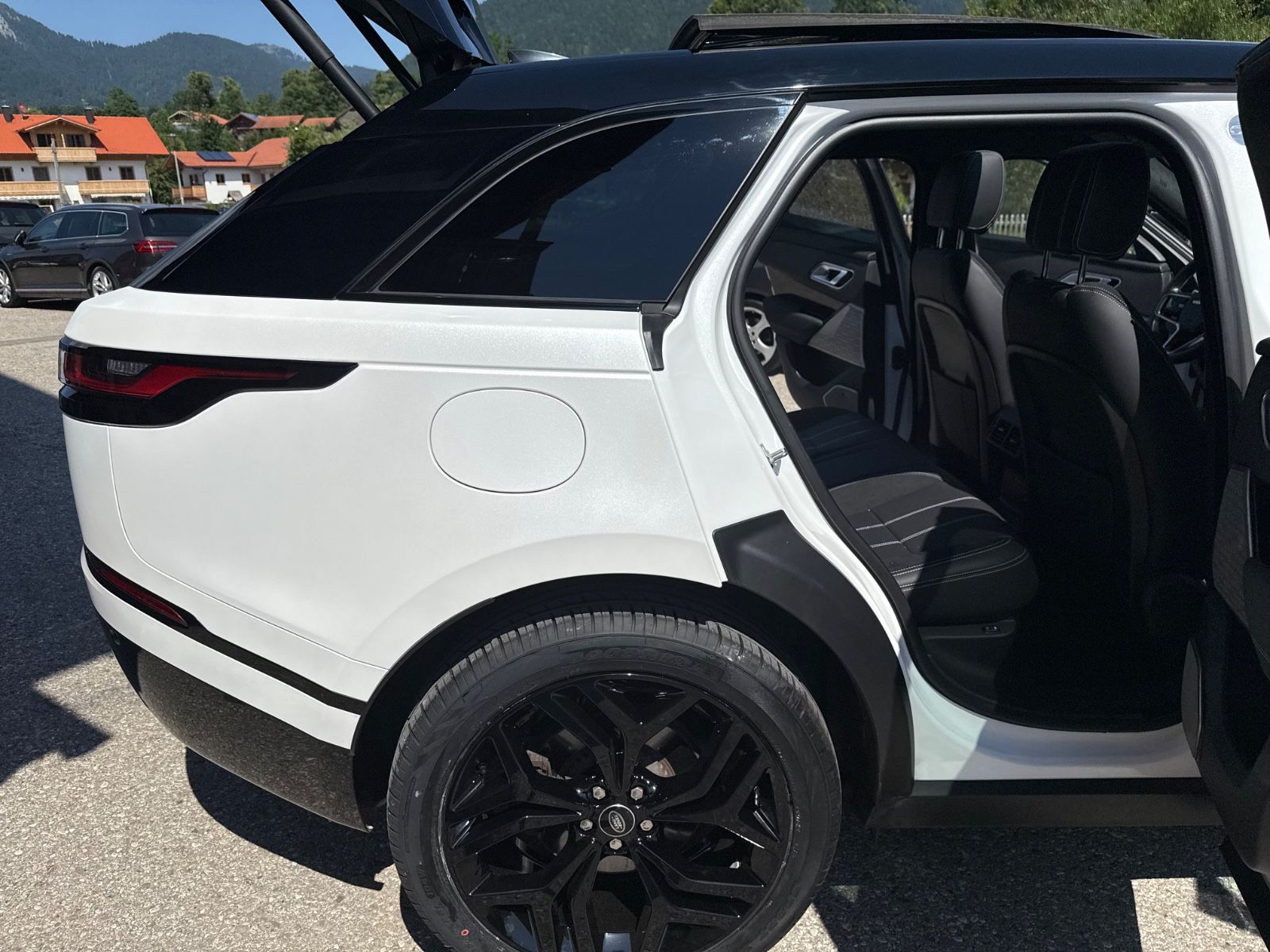 Range Rover Velar D300 Auric Edition - Samsaru's Car Outlet