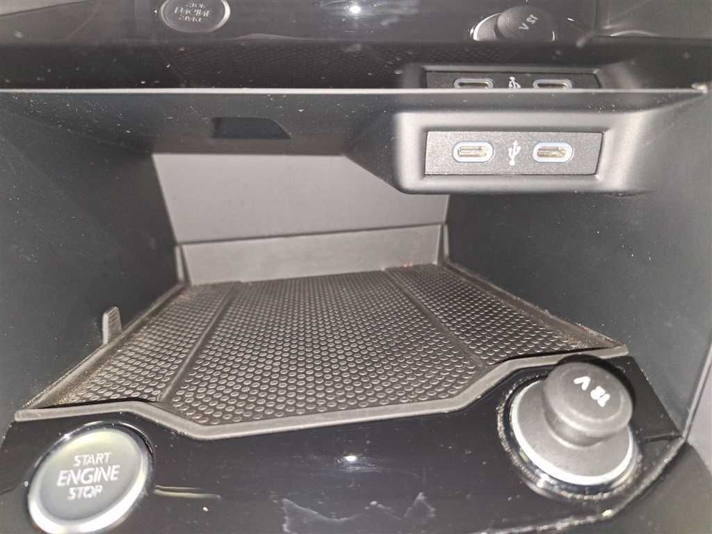 Volkswagen T-Roc Life 1.5 TSI DSG - Samsaru's Car Outlet