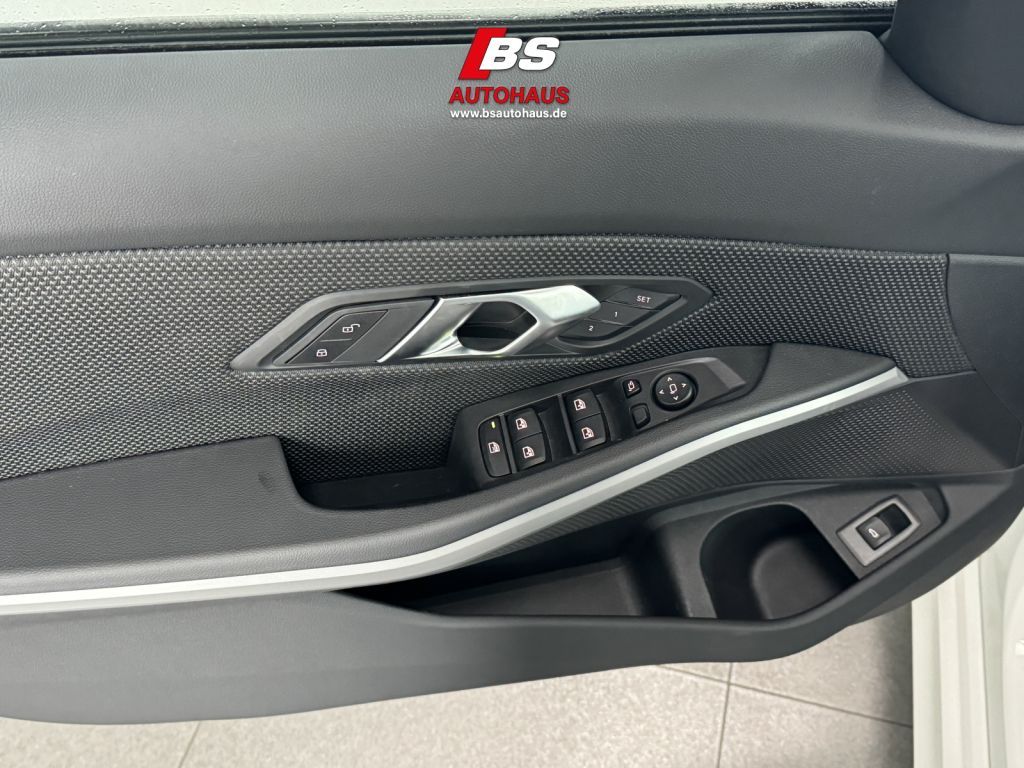 BMW 320i Touring Aut. - Samsaru's Car Outlet