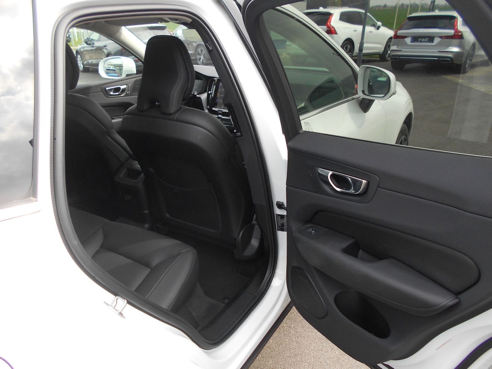 Volvo XC60 Inscription T6 Recharge Plug-In Hybrid AWD - Samsaru's Car Outlet
