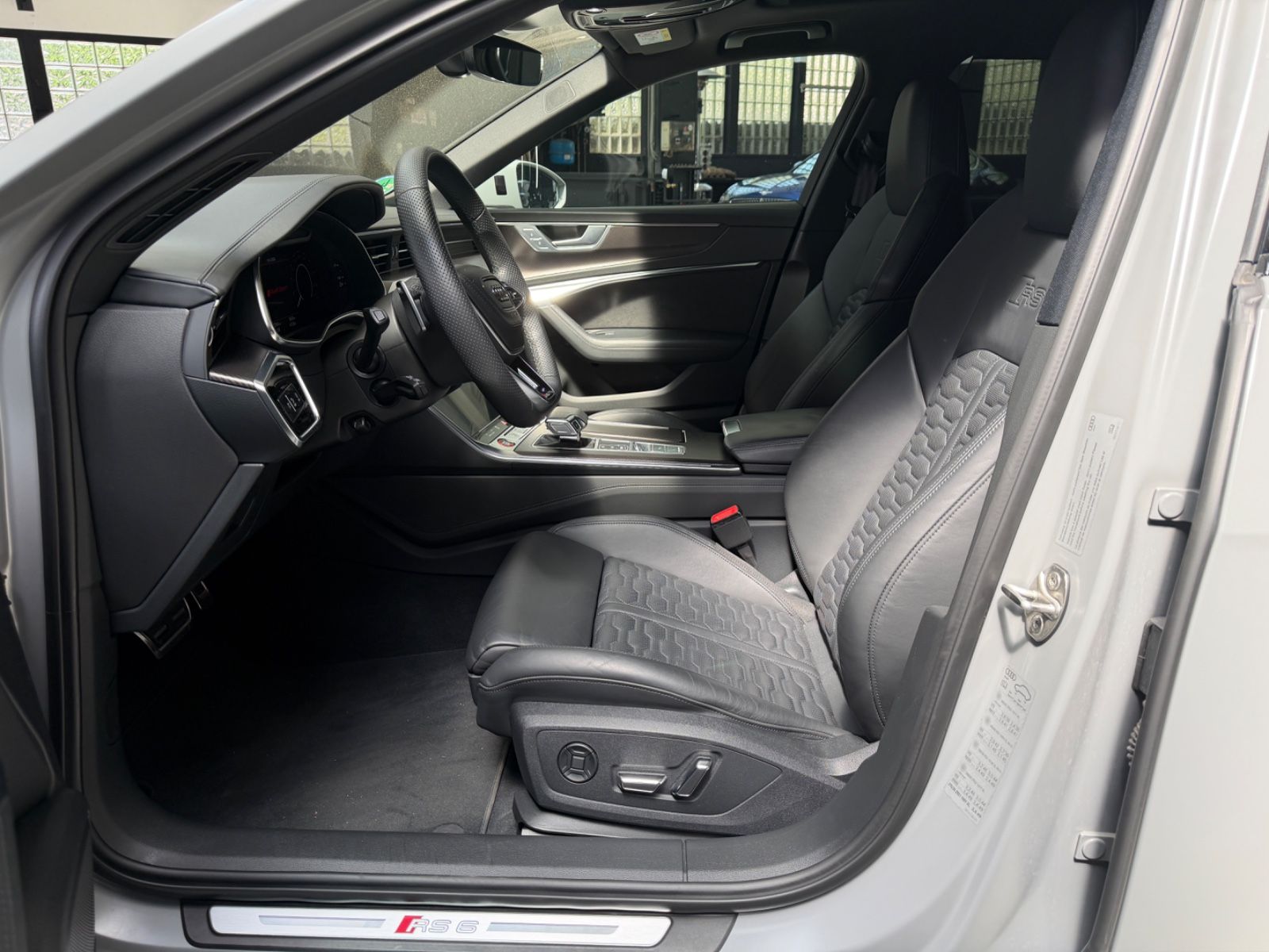 Audi RS6 Avant 4.0 TFSI/Quattro/Keramik/22Zoll/AHK