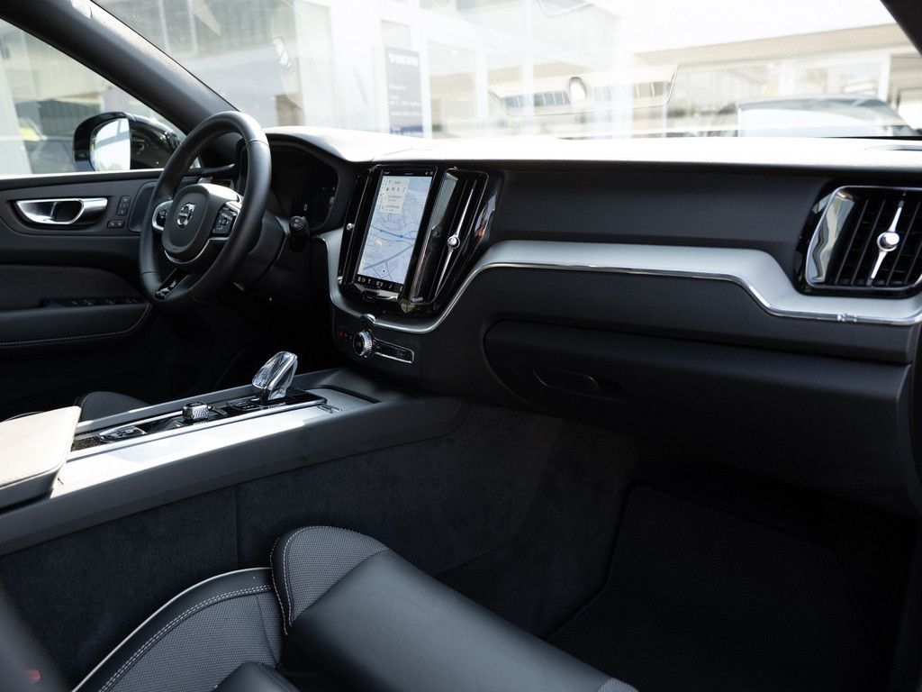 Volvo XC60 B5 AWD Plus Black Edition FACEL. LED 360°