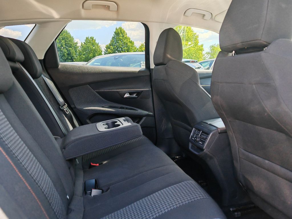Peugeot 3008 PureTech 130 EAT8 - Samsaru's Car Outlet
