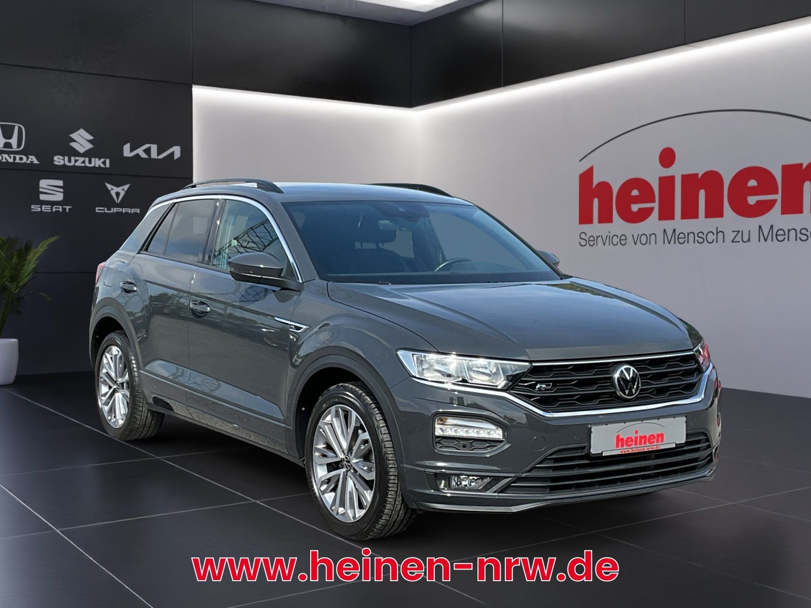 Volkswagen T-Roc 1.5 TSI DSG Sport R-Line - Samsaru's Car Outlet