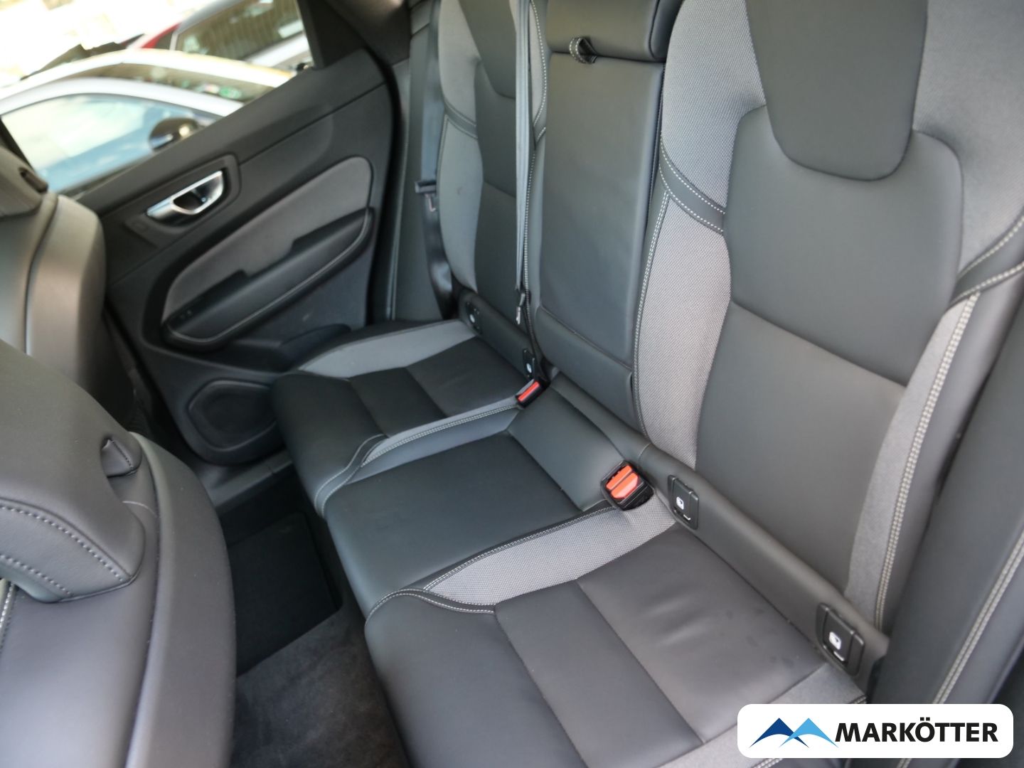 Volvo XC60 B5 AWD Plus Dark AHK/PANO/BLIS/360CAM/