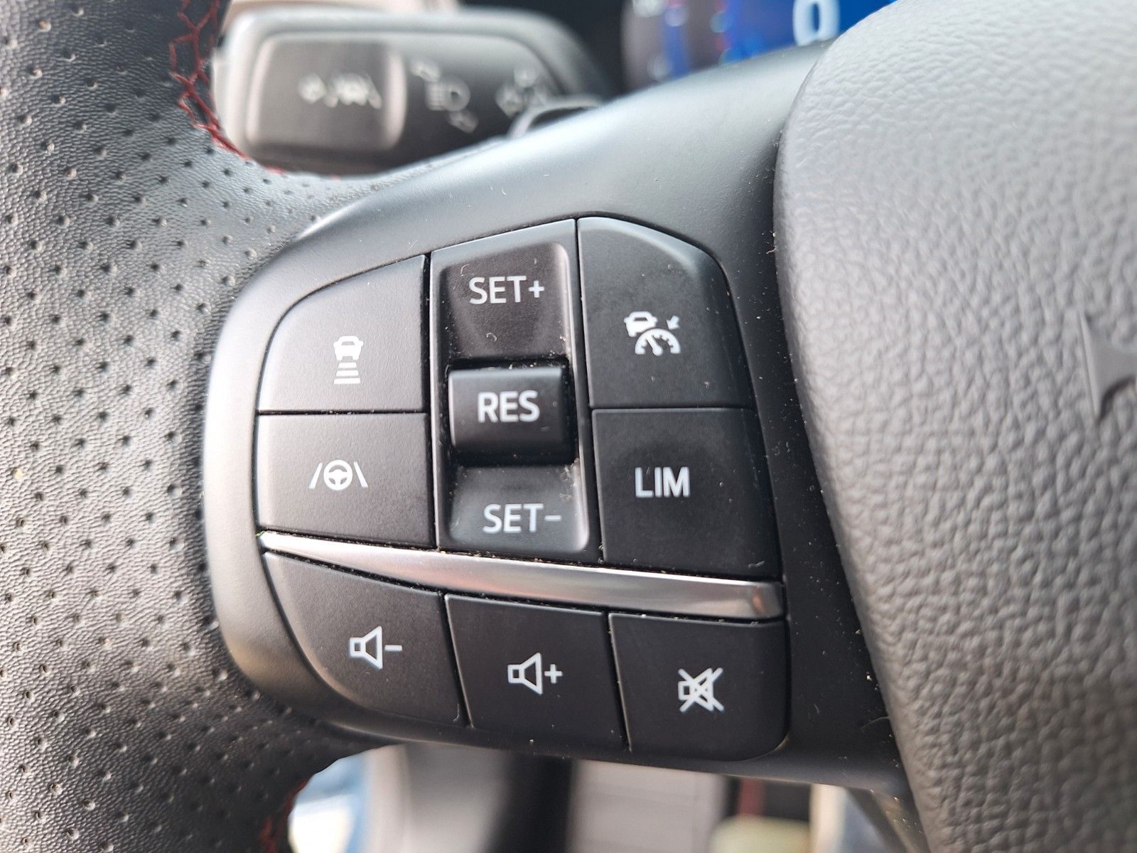 Ford Focus Turnier ST-Line X AHK NAVI LED PDC RFK LMF