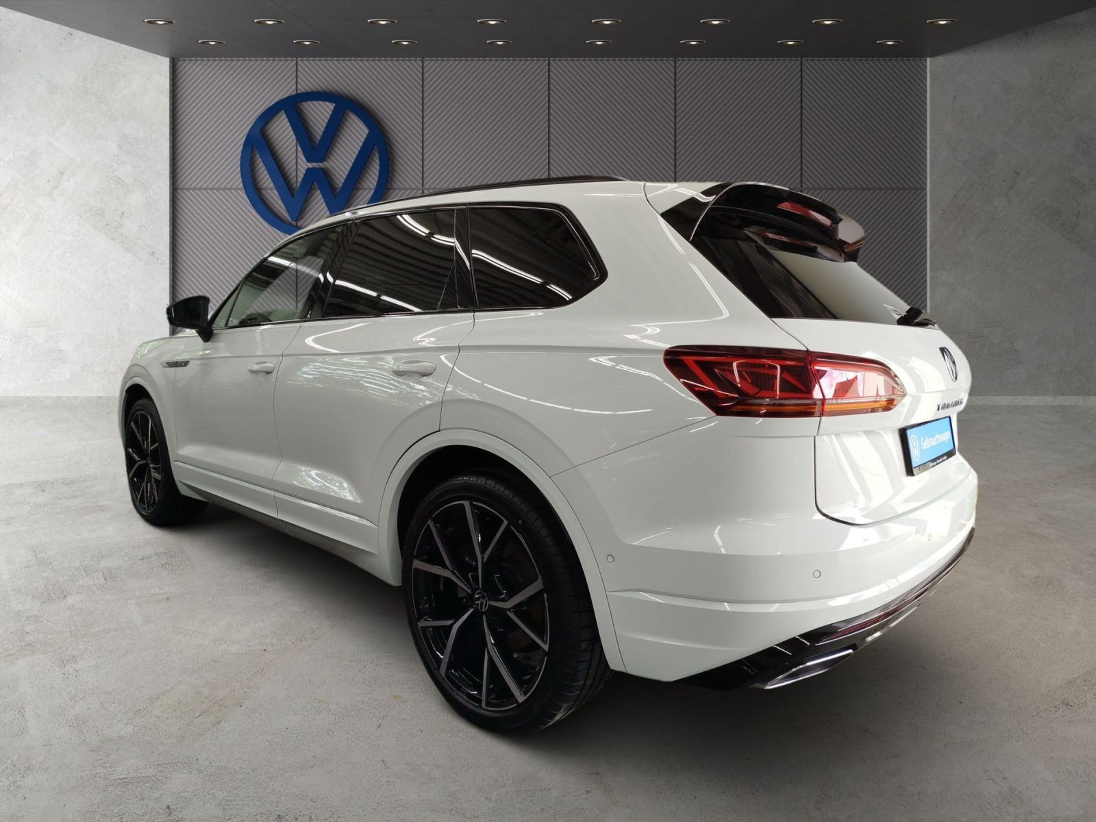 Volkswagen Touareg 3.0 TDI 4Motion R-Line - Samsaru's Car Outlet