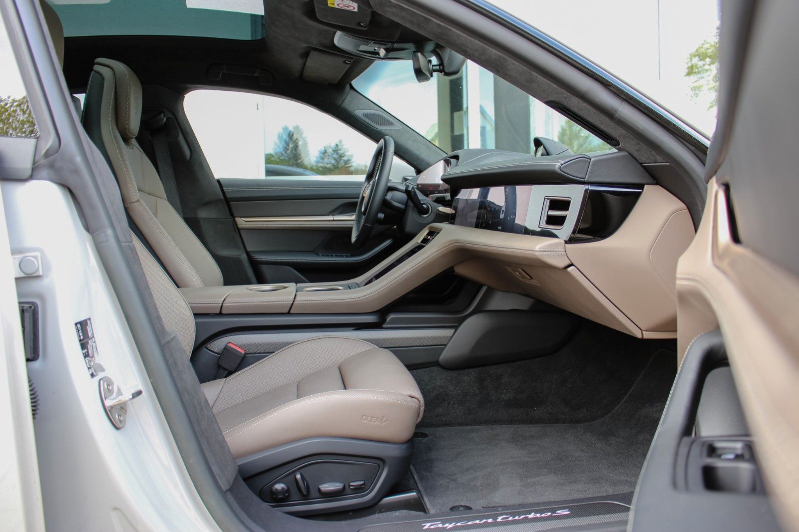 Porsche Taycan Turbo S / ENTERTAINMENT / BEIFAHRER DISP.