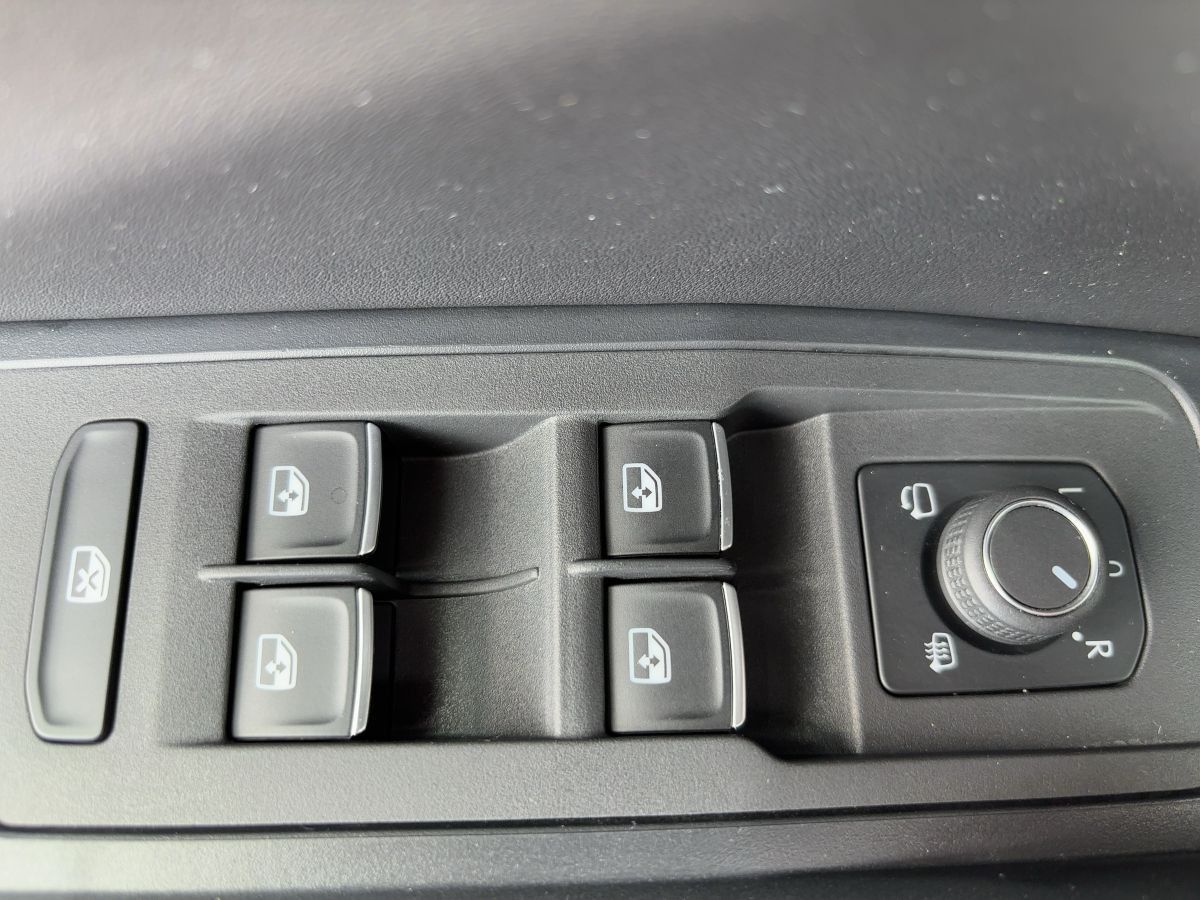 Volkswagen T-Roc 2.0 TDI R-Line - Samsaru's Car Outlet