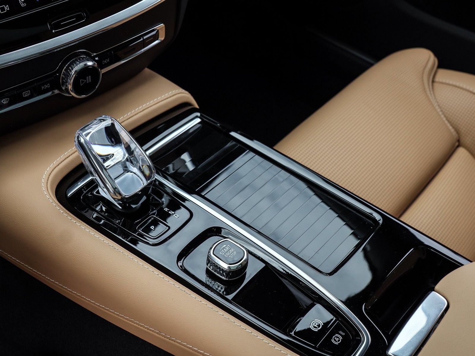 Volvo V60 T6 Recharge AWD Ultra Dark NP:80.480,-/MASSA