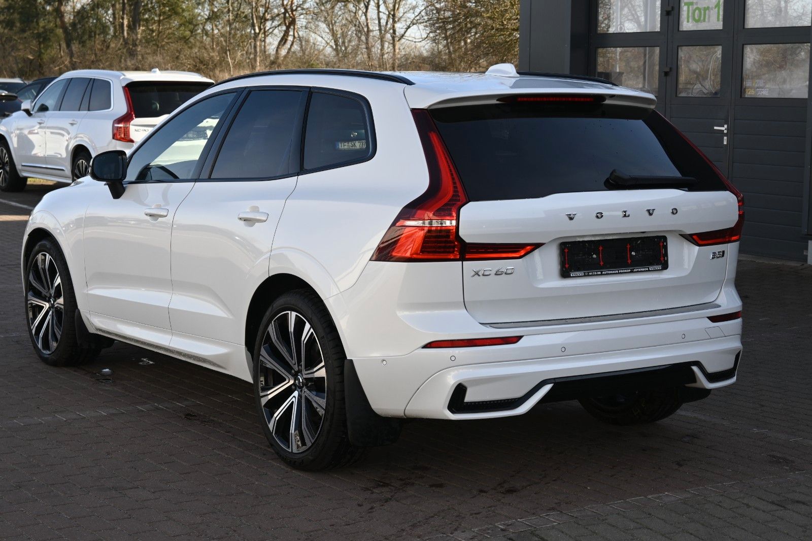 Volvo XC60 B5D AWD R-Design*LUFT*360*H&K*STHZ*HUD*QI
