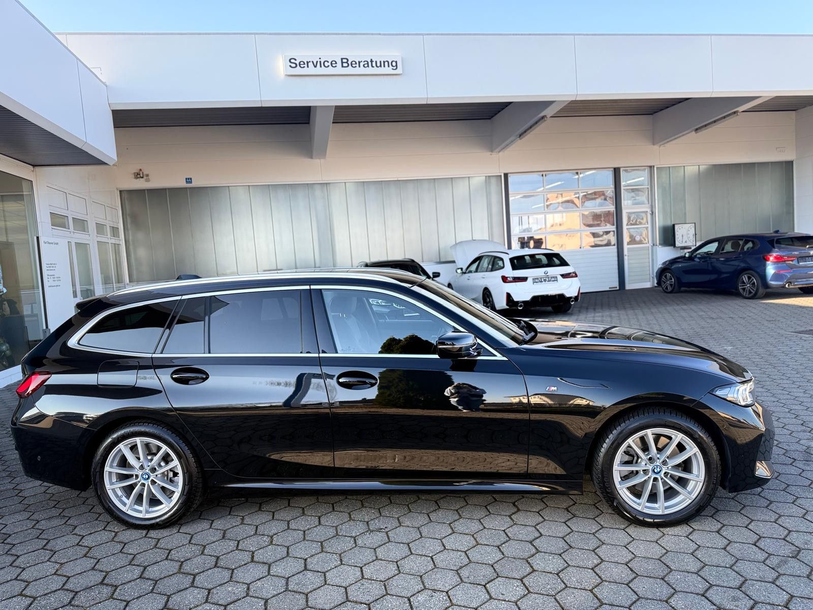 BMW 330 e Touring M-Sport - Samsaru's Car Outlet