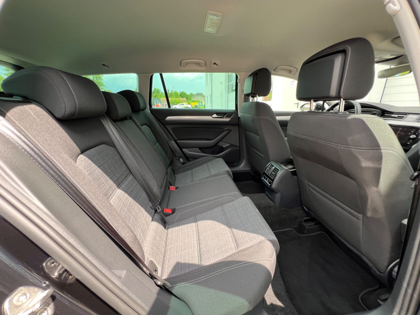 Volkswagen Passat 2.0 TDI - Samsaru's Car Outlet