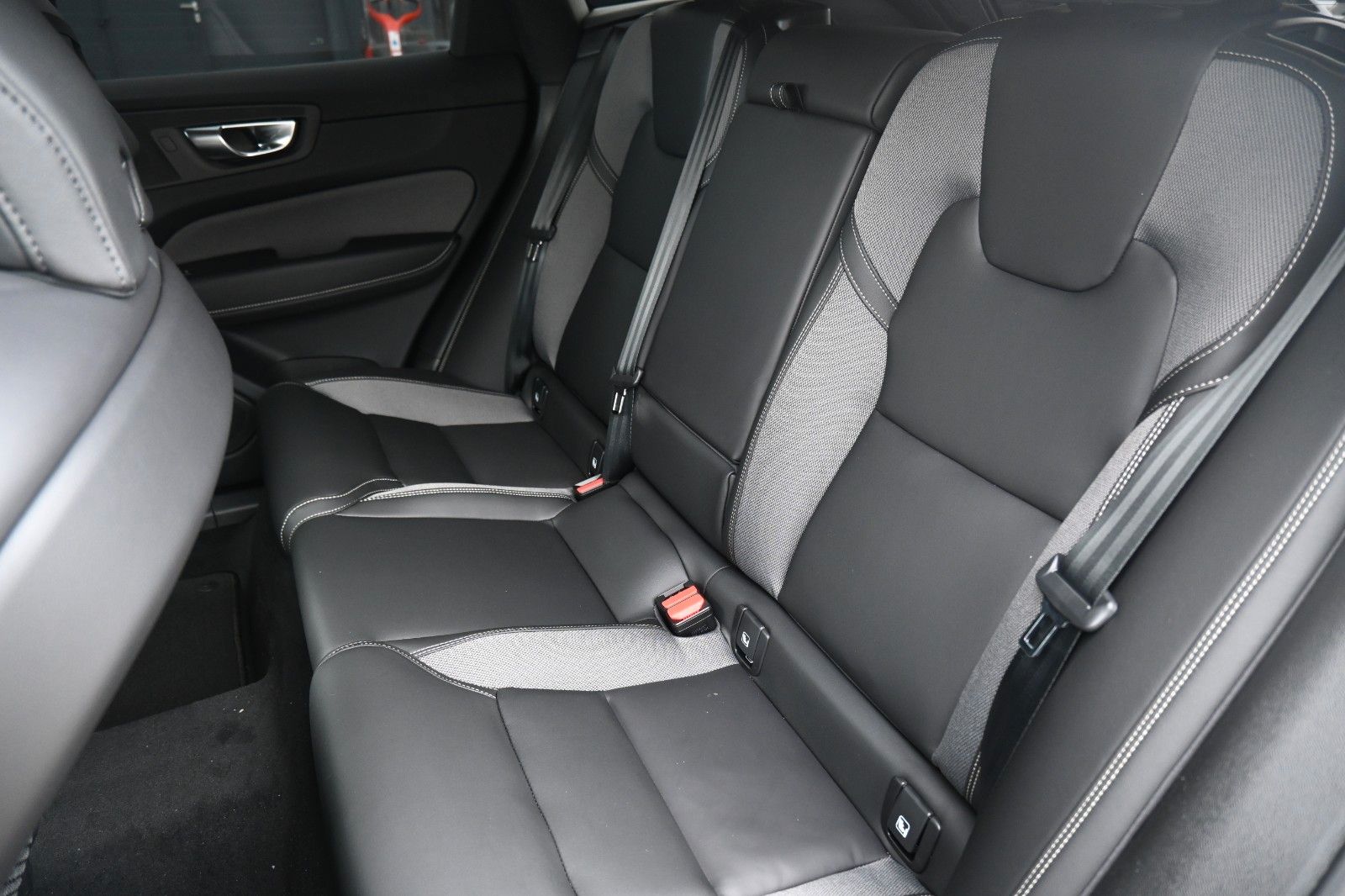 Volvo XC60 B5 Benzin AWD Plus Dark*FSHZG*360°*ACC*AHK