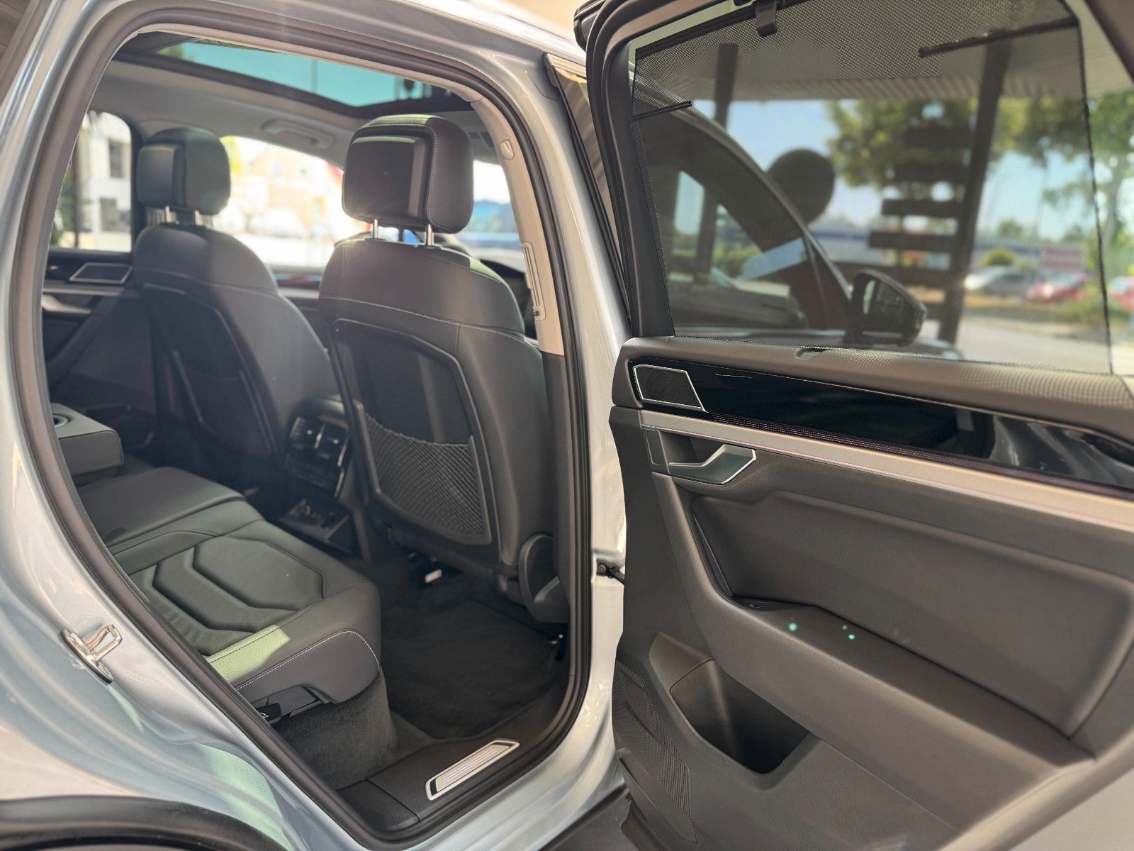 Volkswagen Touareg 3.0TDI Elegance 4Motion - Samsaru's Car Outlet