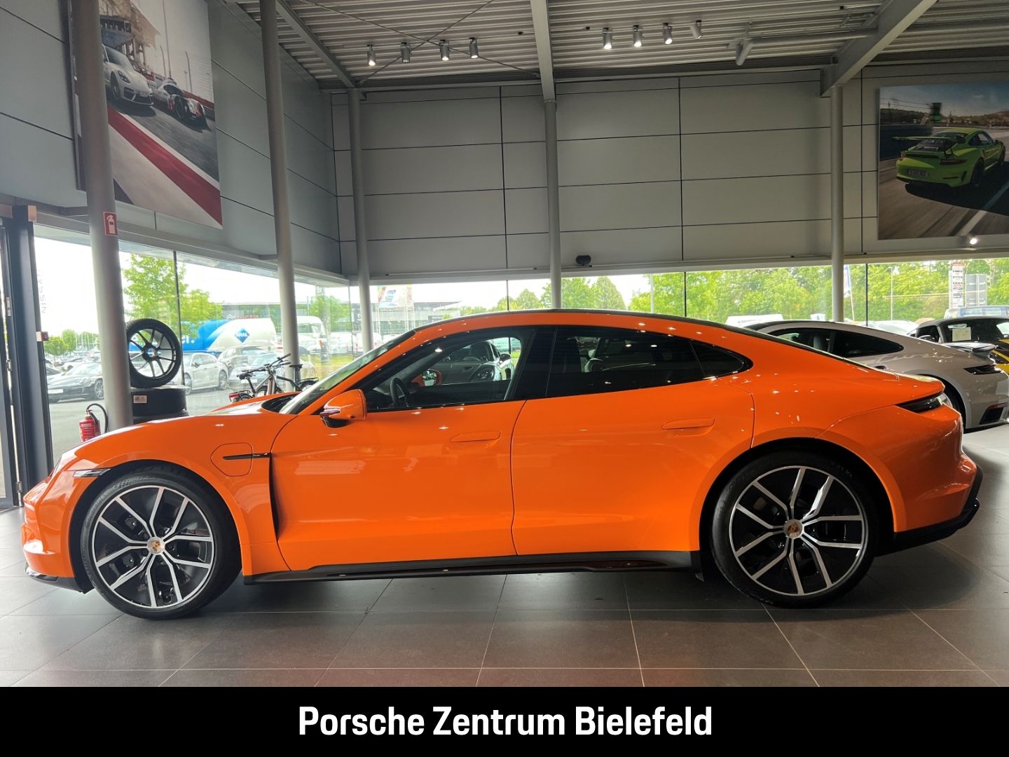 Porsche Taycan GTS Pastellorange Soft-Close SurroundView