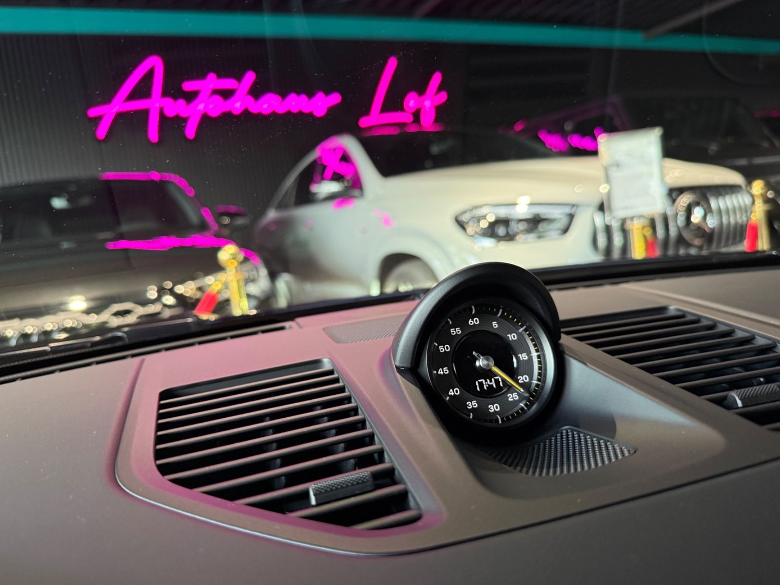 Porsche 992 911 GT3 Touring - Samsaru's Car Outlet