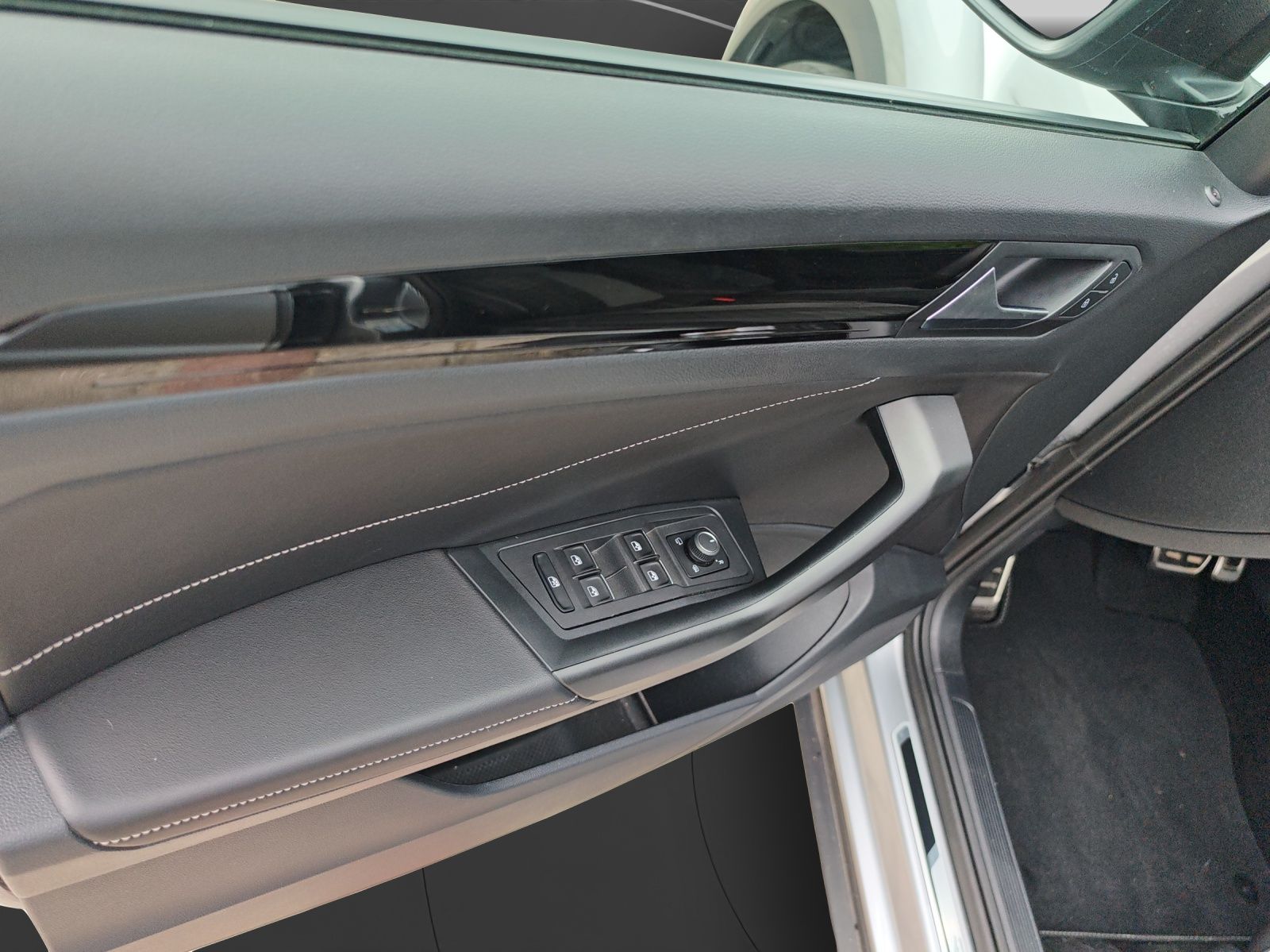 Volkswagen T-Roc 1.5 TSI DSG R-Line Black - Samsaru's Car Outlet