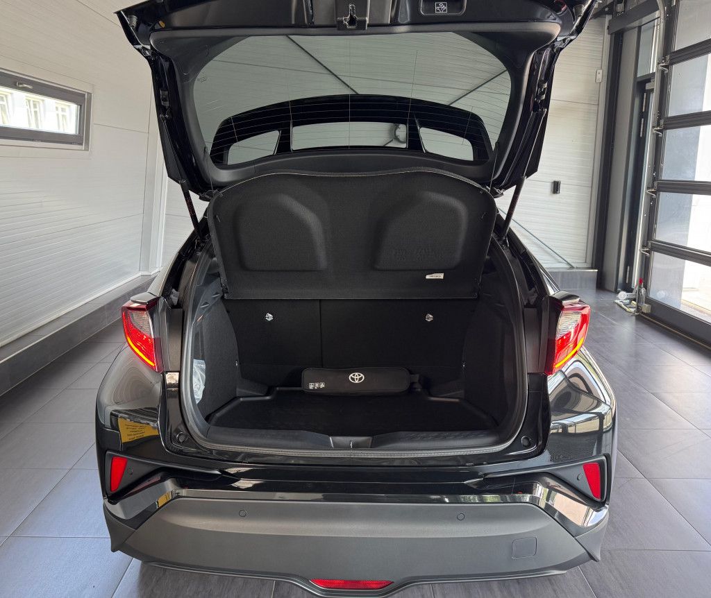 Toyota C-HR 1.8 Hybrid Team - Samsaru's Car Outlet