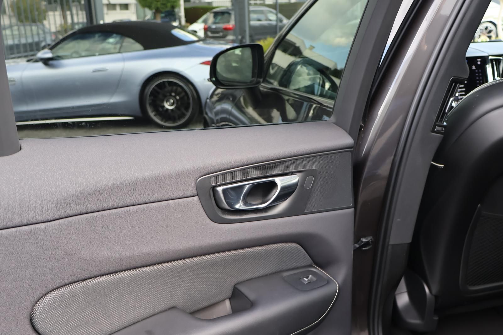 Volvo XC60  T8 AWD R Design Hybrid  Pano-AHK-FACELIFT