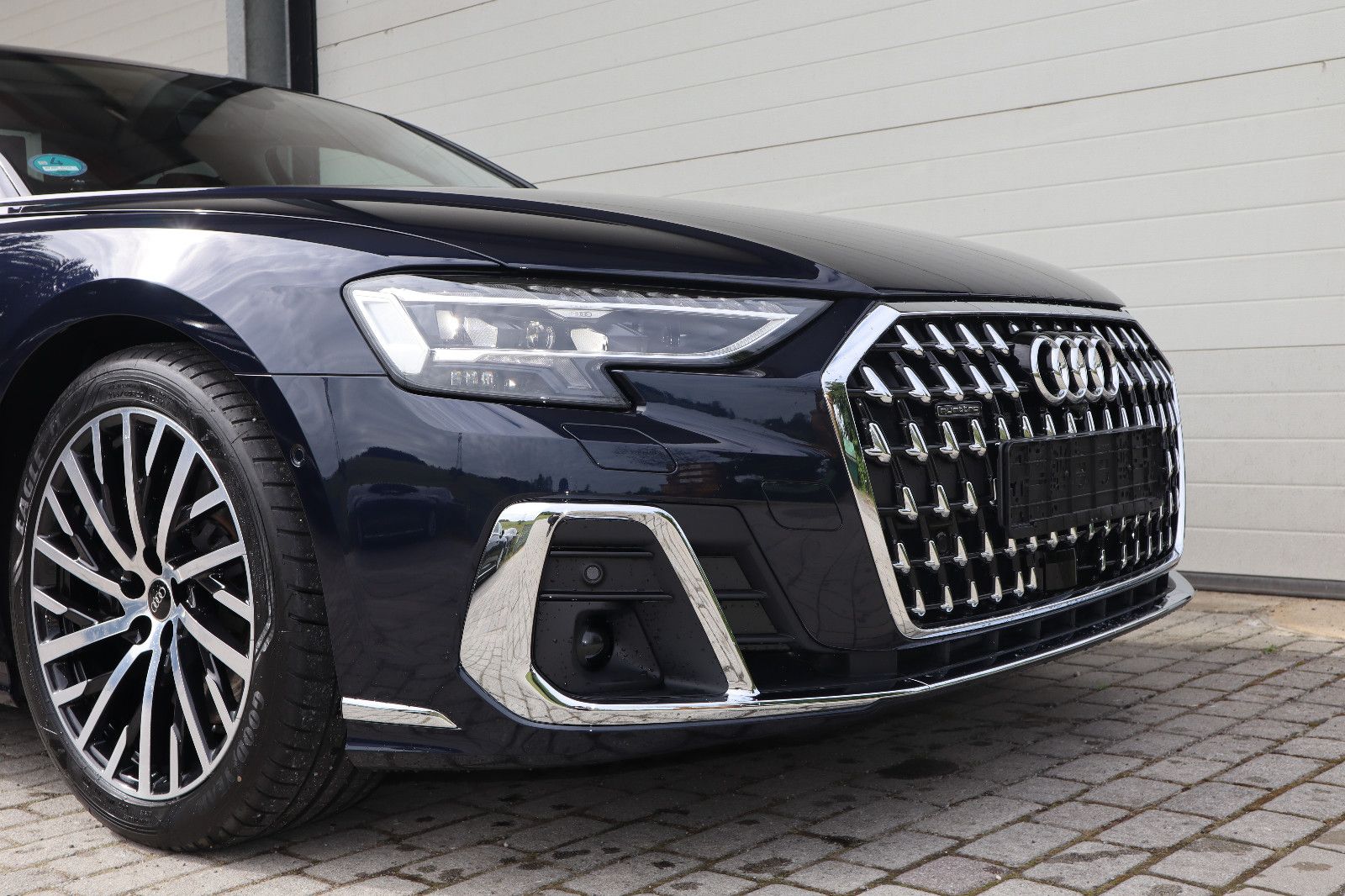 Audi A8L 55 TFSI lang - Samsaru's Car Outlet