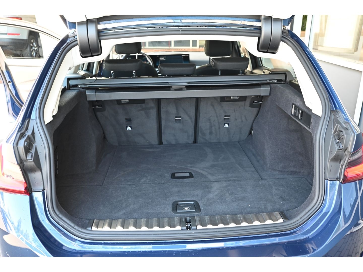 BMW 320 d xDrive Touring MHyb - Samsaru's Car Outlet