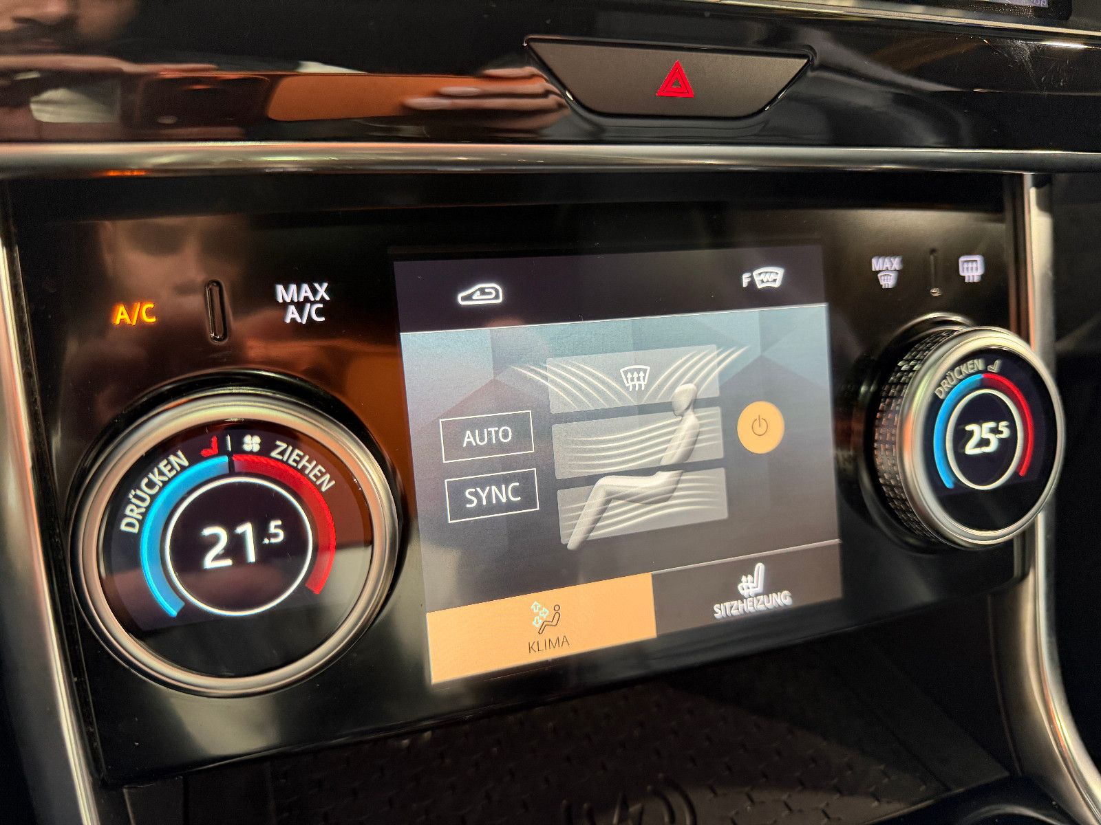 Jaguar XE R-Dynamic Black/PANO/360''KAM/MERIDIAN/LED