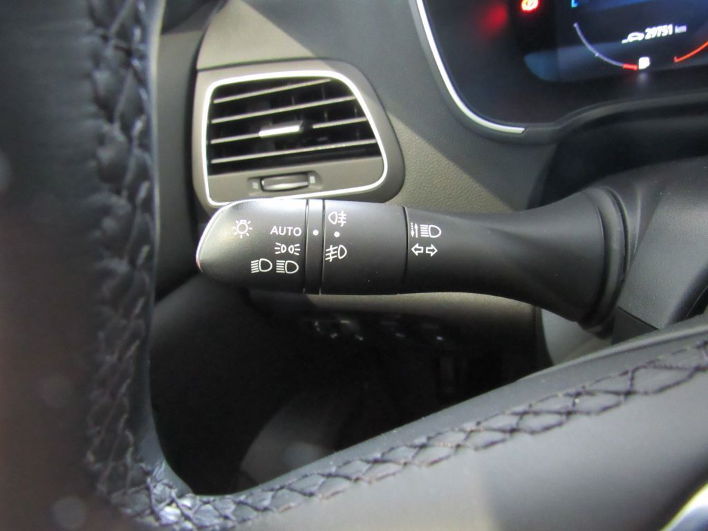 Renault Megane Grandtour ZEN E-TECH Plug-in - Samsaru's Car Outlet