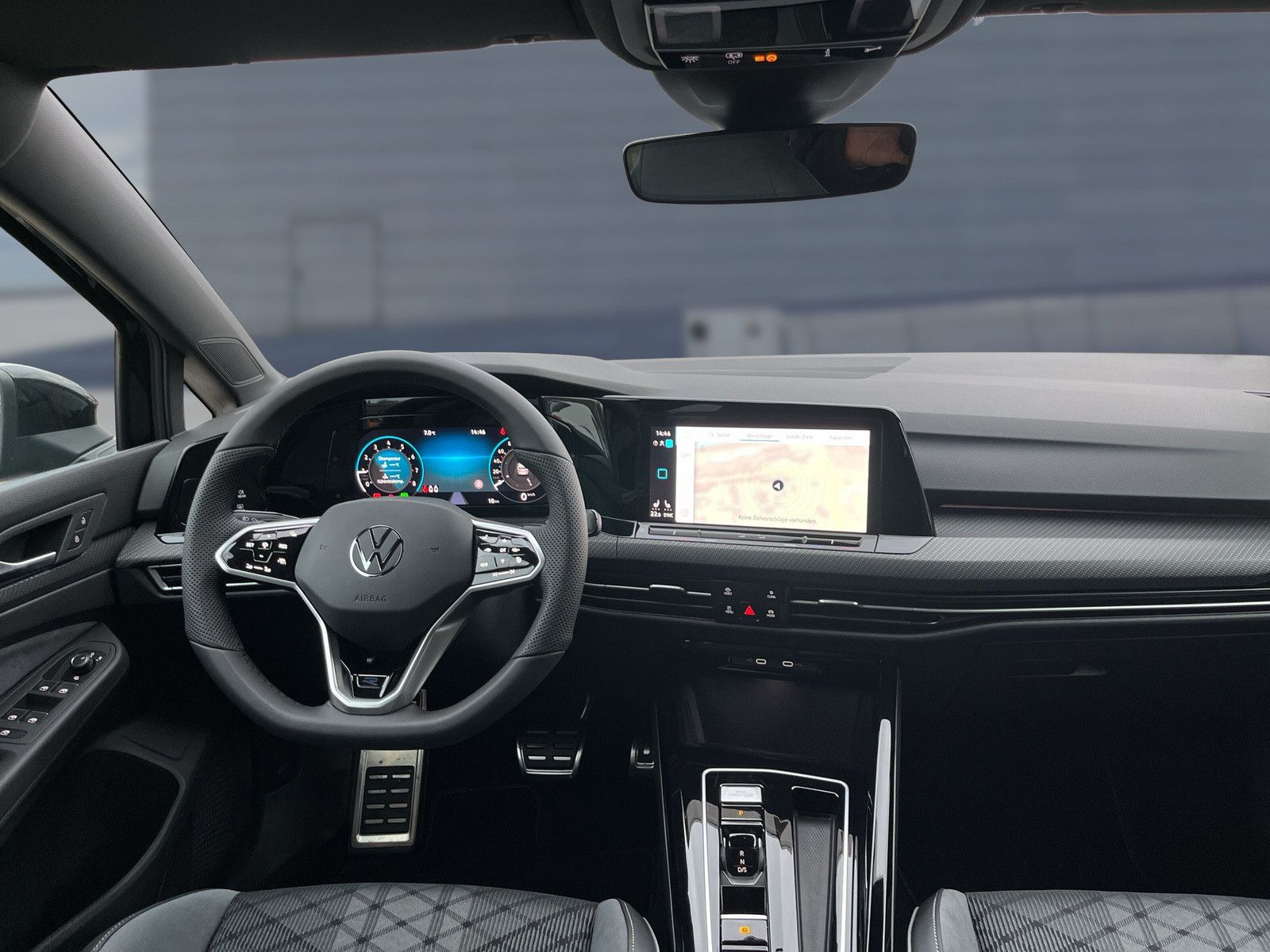 Volkswagen Golf VIII 1.5 eTSI DSG R-Line - Samsaru's Car Outlet
