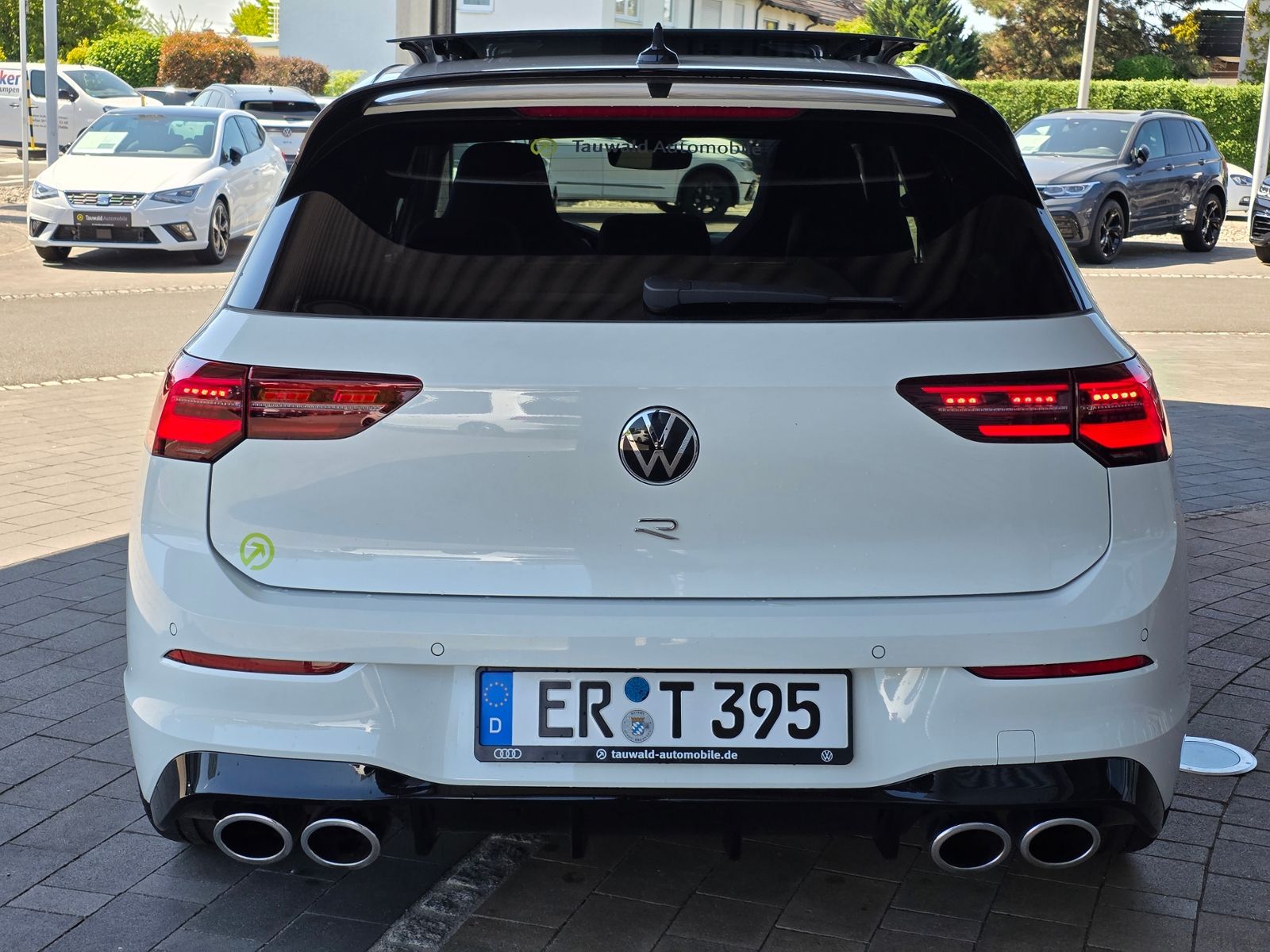 Volkswagen Golf VIII R 2.0 TSI DSG - Samsaru's Car Outlet
