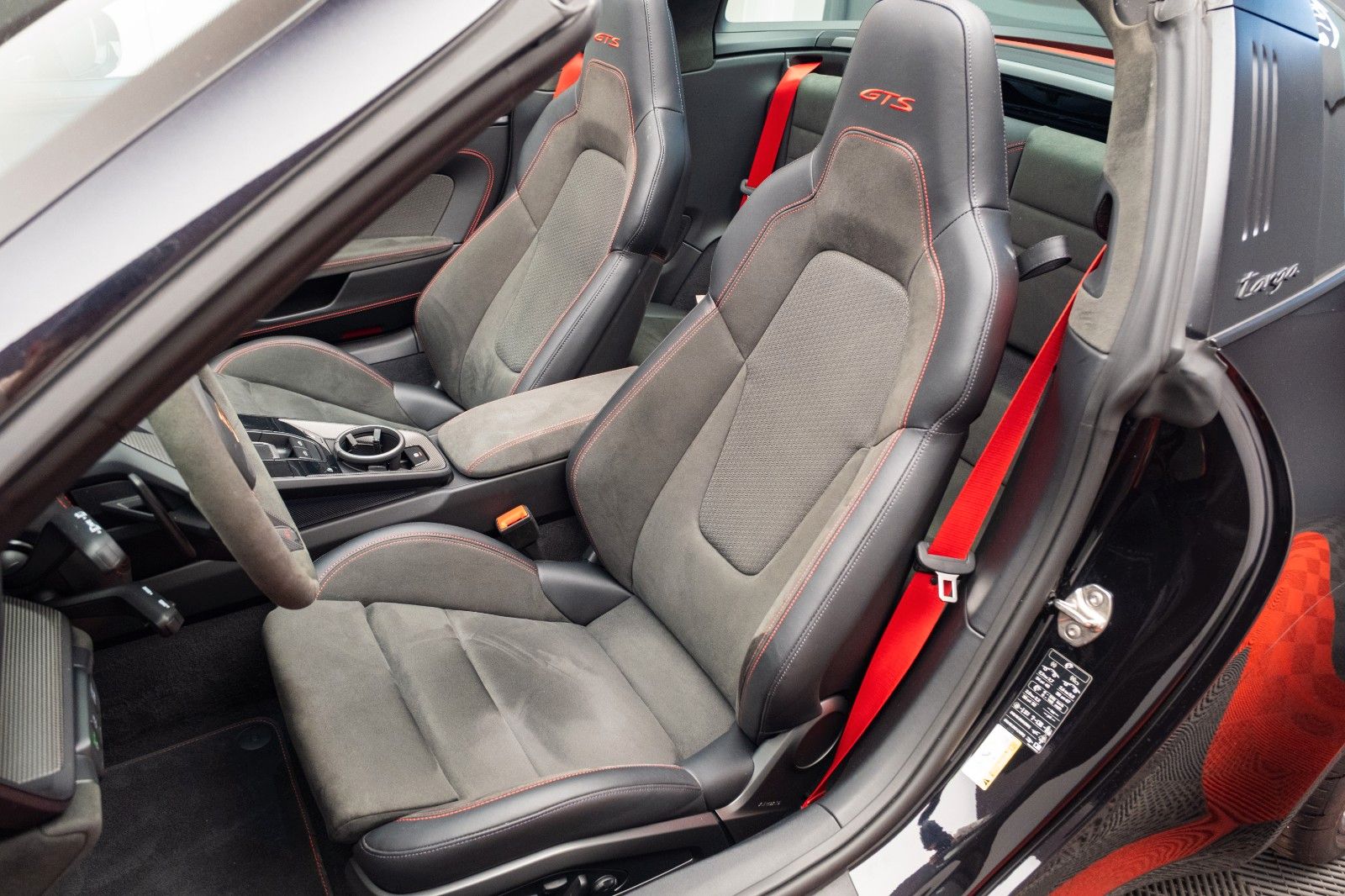 Porsche 911 Targa 4 GTS T-Hybrid