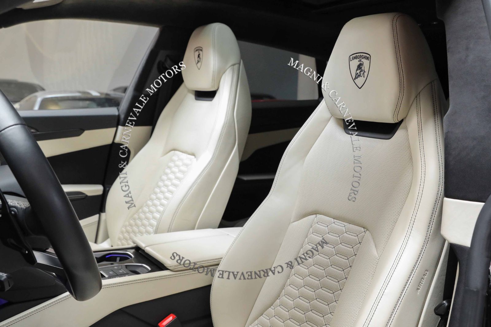 Lamborghini Urus - Samsaru's Car Outlet